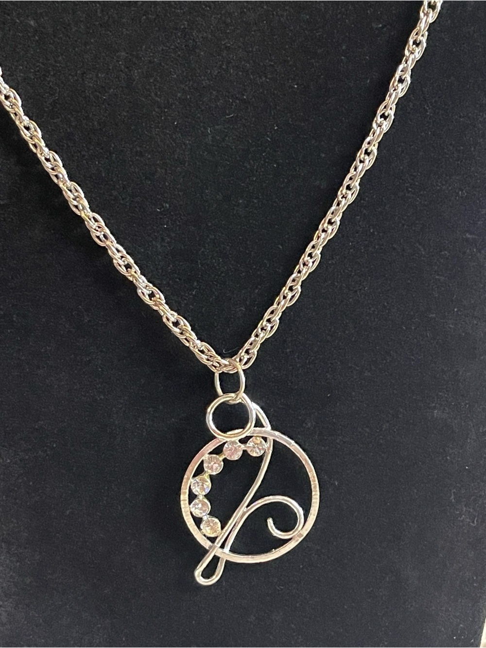 Vintage rhinestone Q inital pendant necklace